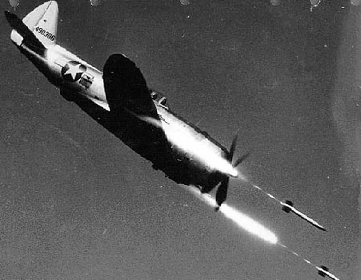 正在俯冲发射火箭弹的美军P-47D-40-RE「雷电」战斗机(序列号 44-90386)。注:除了执行空战任务外,对地攻击也是P-47的主要任务之一。