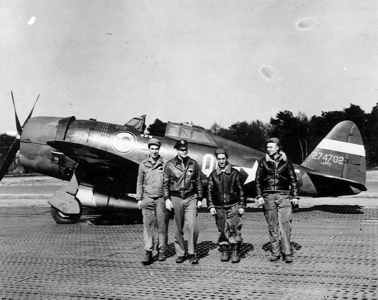 1942年冬,英国戈克斯希尔(Goxhill)皇家空军基地,第356战斗机大队的P-47「雷电」(编号42-74702)正在降落。1943年4月起,第8航空队装备P-47的部队开始从英国基地出击,执行轰炸机护航任务。