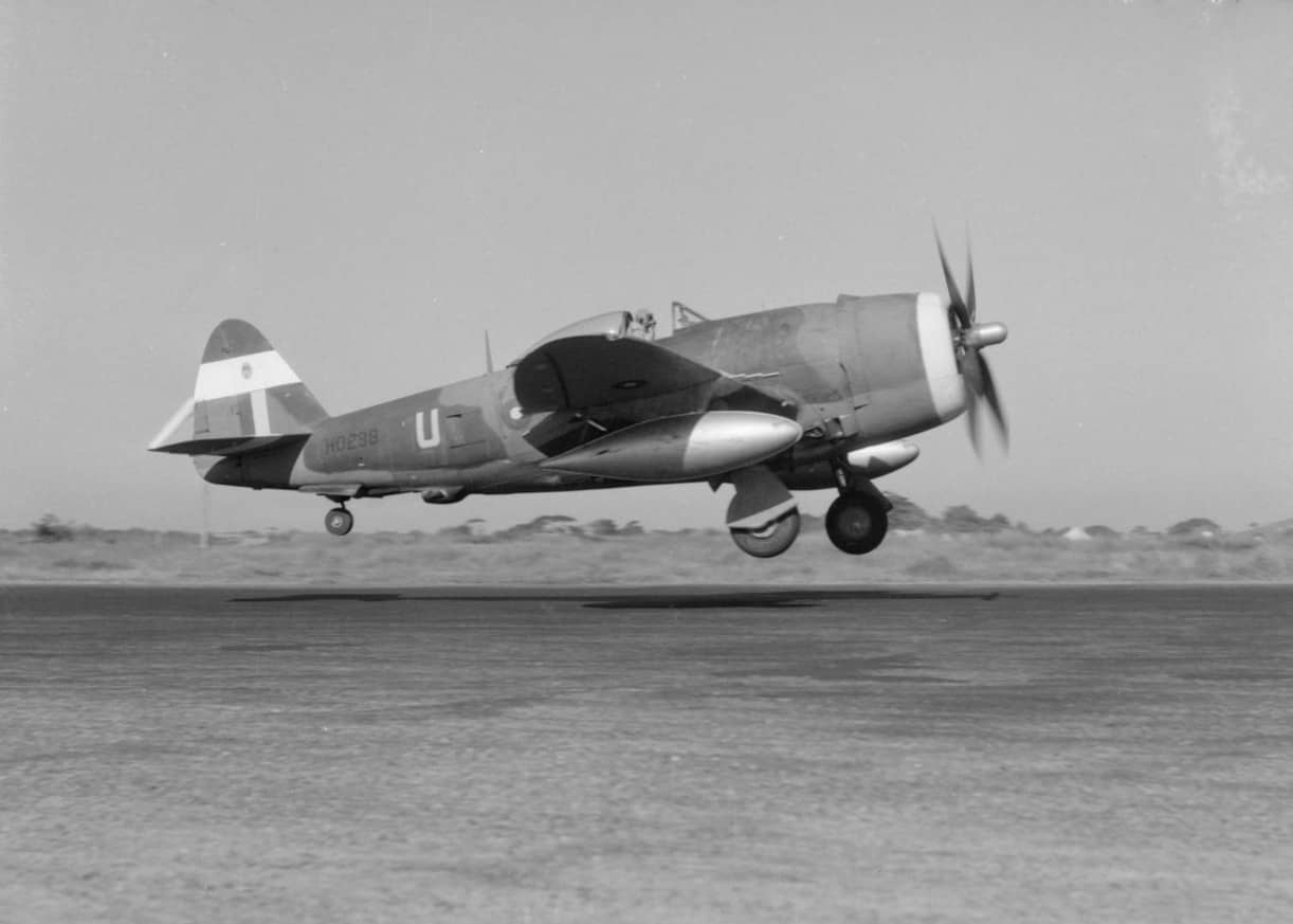 1944年,中缅印战区正从印度吉大港起飞的英国皇家空军第30中队P-47 Mk.II战斗机。该机原为美国陆军航空队P-47D-27-RE型(序列号42-26911),其于1944年11月17日在吉大港地面遭另一架雷电战斗机(HD294,美军序列号42-26907)撞击而损毁。