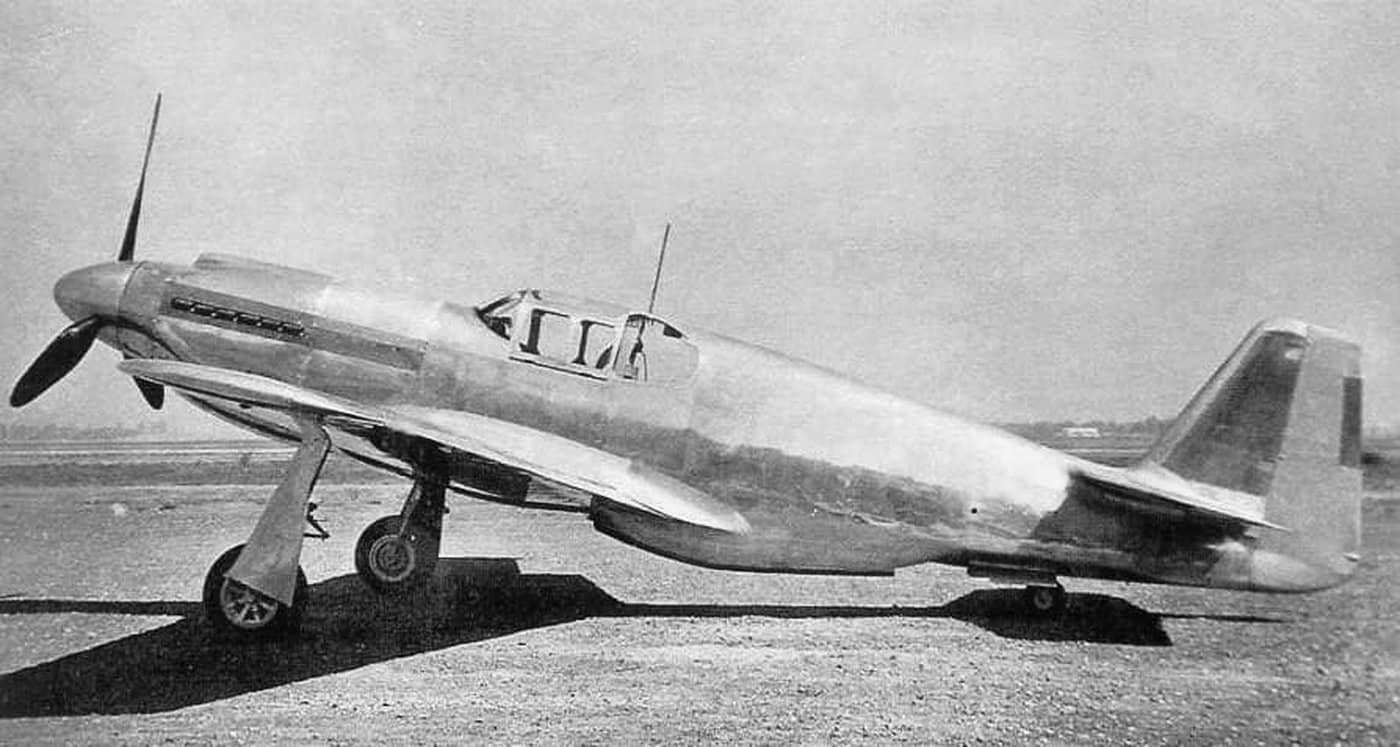 P-51「野马」战斗机的原型试验机NA-73X。该机配备了短款化油器进气口及无框圆弧形风挡,而在量产型的「野马」Mk I(英国皇家空军订购的第一批「野马」战斗机)上,这种无框风挡被替换为包含防弹玻璃的三段式风挡组件。