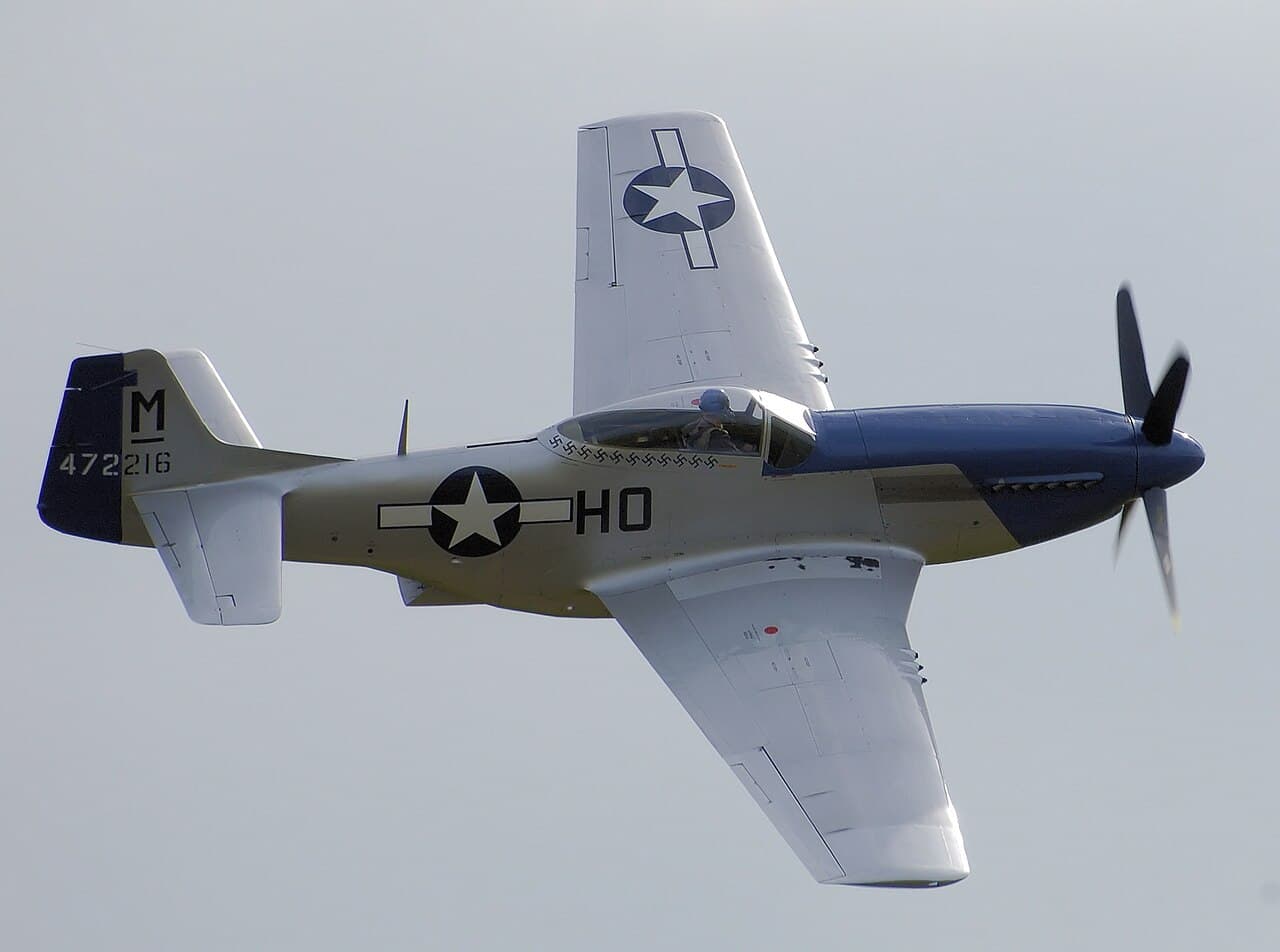 「海伦小姐」(Miss Helen)号P-51D「野马」战斗机,这架曾由美国陆军航空队第352战斗机大队第487战斗机中队的雷蒙德·H·利特格(Raymond H. Littge)上尉驾驶,也是目前已知仅存的唯一一架原属第352战斗机大队的P-51战斗机。