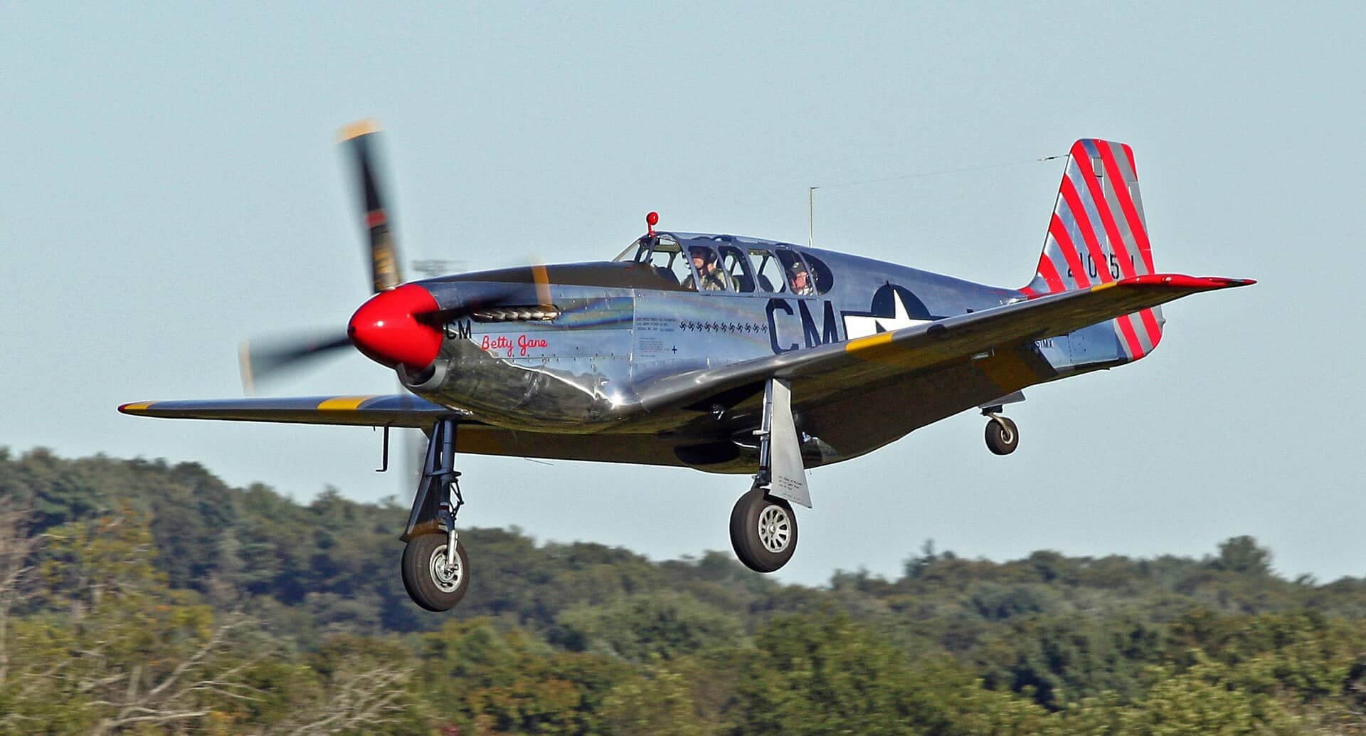 归属于科林斯基金会(Collings Foundation)的双操纵版「贝蒂·简」(Betty Jane)号P-51C「野马」战斗机,也是全球唯一一架可双人操纵的P-51C。