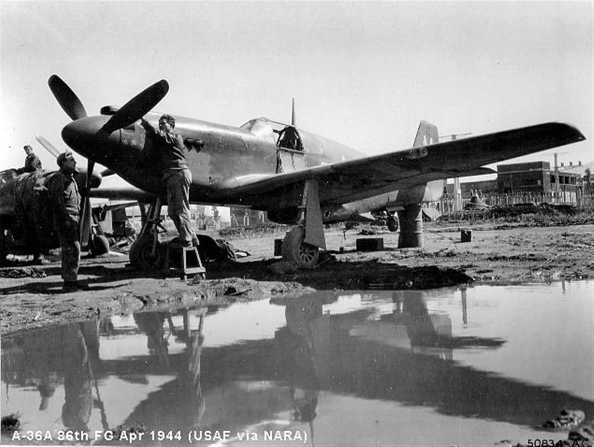 1944年4月,意大利一处前线机场,美国陆军航空队第86战斗机大队的一架 A-36「阿帕奇」俯冲攻击机停放在泥泞的停机坪上,两名地勤人员在机头旁作业。注:本图为美国国家档案馆(NARA)保存的官方档案照片,图注标注「A-36A 86th FG Apr 1944(USAF via NARA)」;第86大队自1943年起在北非与意大利战场使用 A-36 执行俯冲轰炸与近距支援任务。