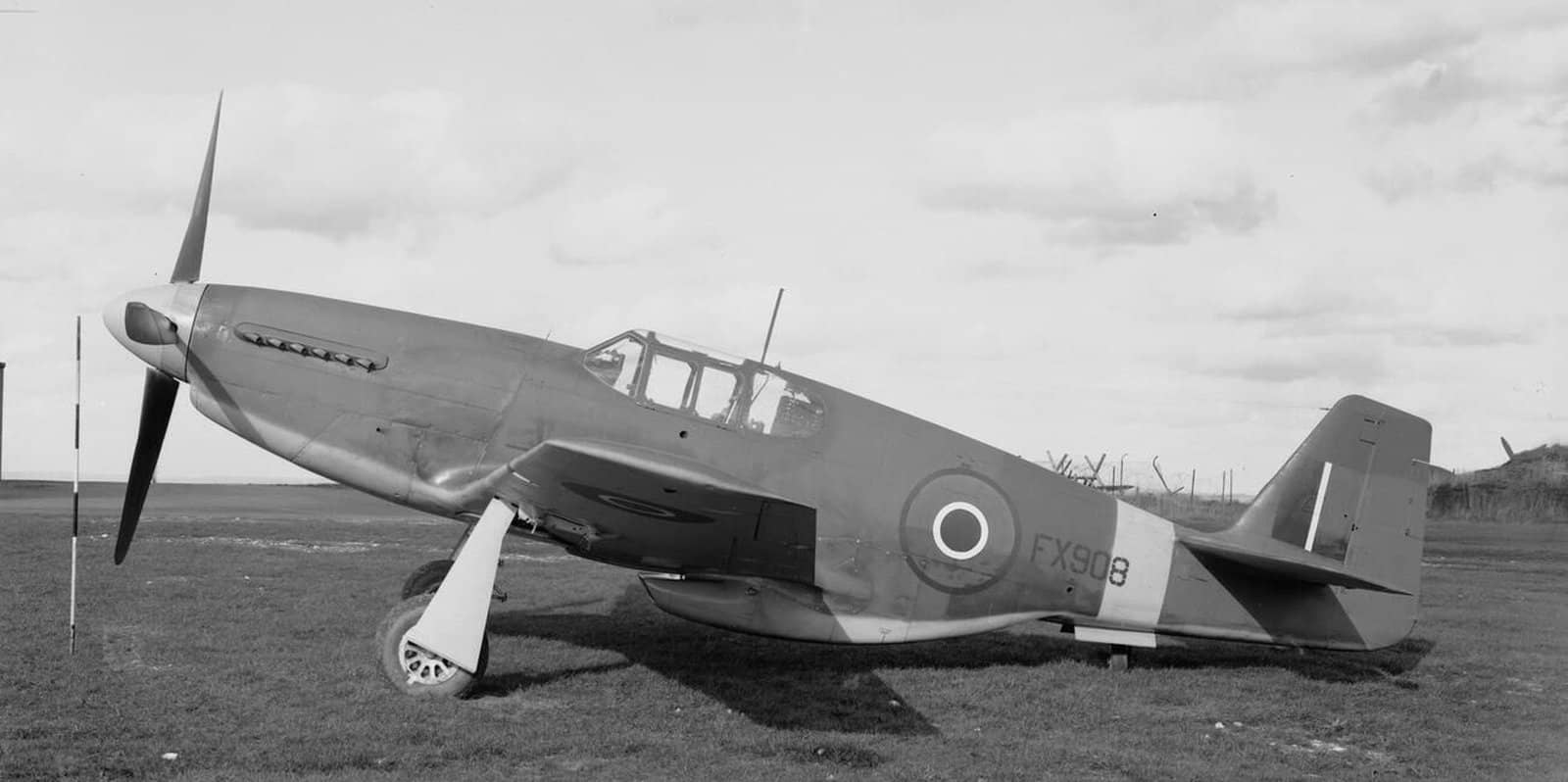 1943年11月1日,一架停放在英国诺丁汉郡哈克纳尔(Hucknall)机场的英国皇家空军北美「野马」Mk III型战斗机(编号 FX908)。「野马」MK III换装了罗尔斯-罗伊斯公司(Rolls-Royce Ltd)的帕卡德-梅林(Packard Merlin)发动机(功率1680马力)。该型机曾服役于波兰第309和第316战斗机中队。