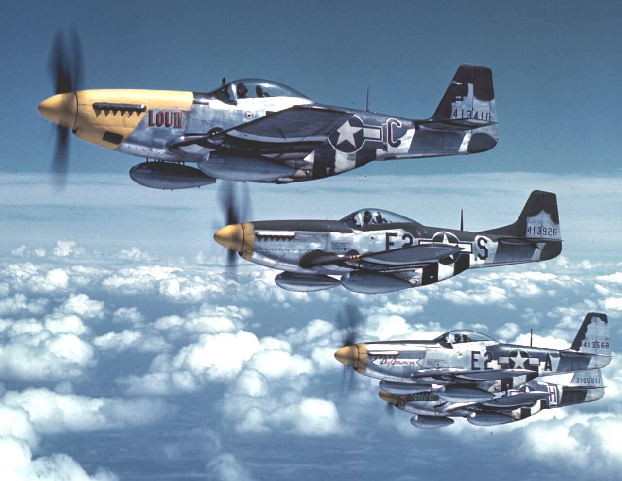 老照片修复:1944年7月26日,四架编队飞行的美国陆军航空队第8航空队第361战斗机大队第375战斗机中队P-51「野马」战斗机。注:这张照片由第91轰炸机大队的B-17G轰炸机拍摄,是一张展现「博蒂舍姆四机编队」(The Bottisham Four)的著名照片,展示了飞行中的四架美国陆军航空队P-51“野马”战斗机,当时这个中队驻扎在英国剑桥郡博蒂舍姆(Bottisham)皇家空军基地,距离镜头最近的飞机是P-51D-5-NA(序列号44-13410),机身左侧涂有「Lou IV」(以飞行员女儿名字命名的第四架飞机),该机由第361大队指挥官托马斯·J·J·克里斯蒂安(Thomas J.J. Christian Jr.)上校驾驶,他于1944年8月12日驾驶该机俯冲轰炸阿拉斯(Arras)铁路编组站时阵亡。