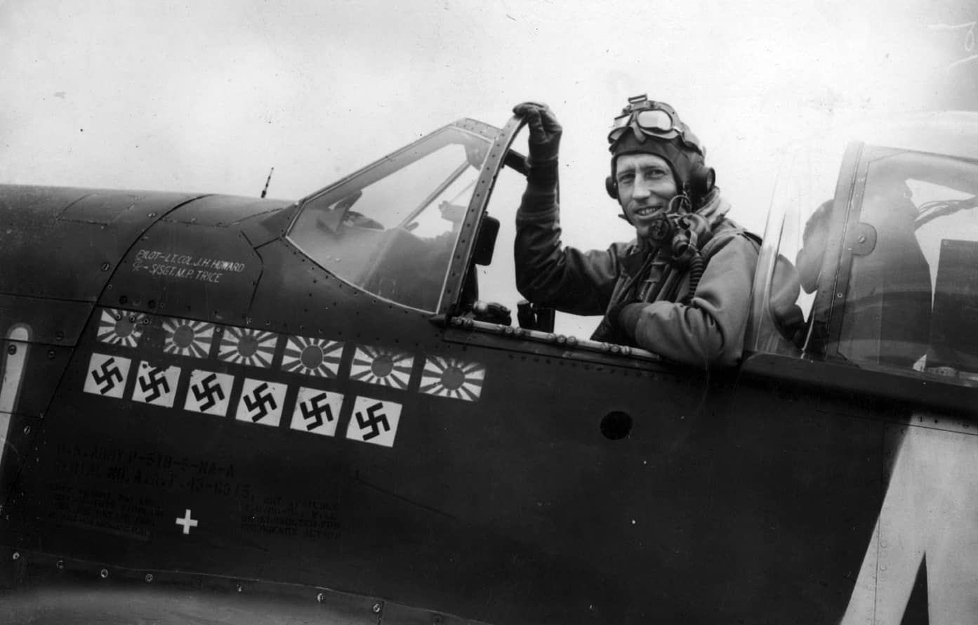 1944年1月11日,荣获荣誉勋章的美国陆军航空队第354战斗机大队的詹姆斯·H·霍华德(James H. Howard)中校坐在其P-51「野马」战斗机的驾驶舱内。他曾是一名援华「飞虎队」队员,也是二战欧洲战区仅有的两名获颁荣誉勋章的战斗机飞行员之一。