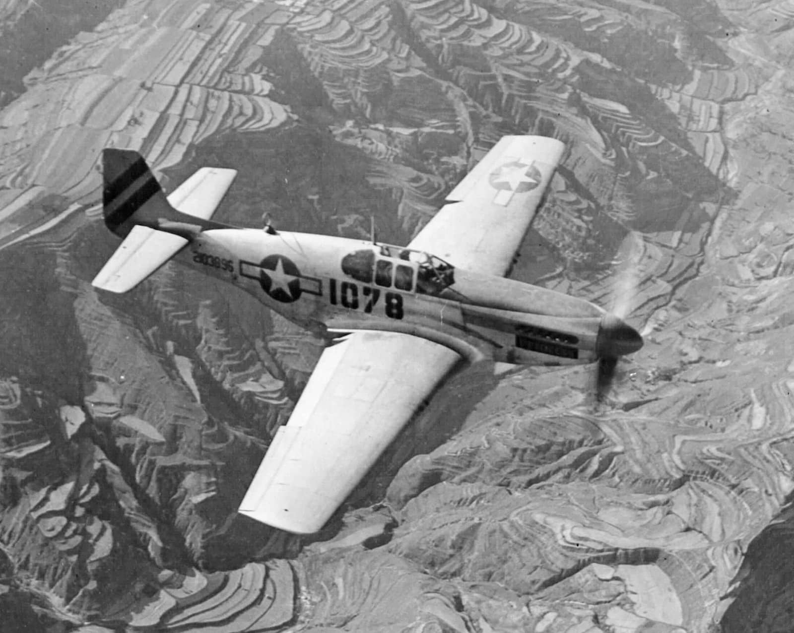 1945年7月24日,在中国战区上空飞行的美国陆军航空队第311战斗机大队的P-51「野马」战斗机。1944至1945年,第14航空队与中国空军使用P-51深入攻击日军目标,逐步扭转了中国战场的空战态势。