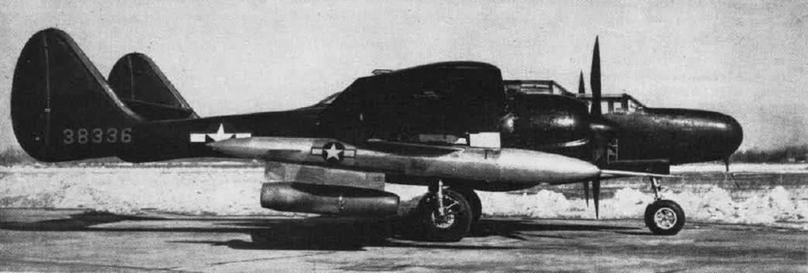 一架挂载PTV-N-2U「戈尔贡IV」(Gorgon IV)导弹的诺斯罗普P-61C-1NO「黑寡妇」夜间战斗机(序列号:43-8336)。注:美国海军于1945年5月启动「戈尔贡IV」导弹项目。该导弹由马丁公司承制,最初计划设计为一种采用冲压发动机推进并配备主动雷达导引头的空对地导弹,后于1949年4月项目终止。