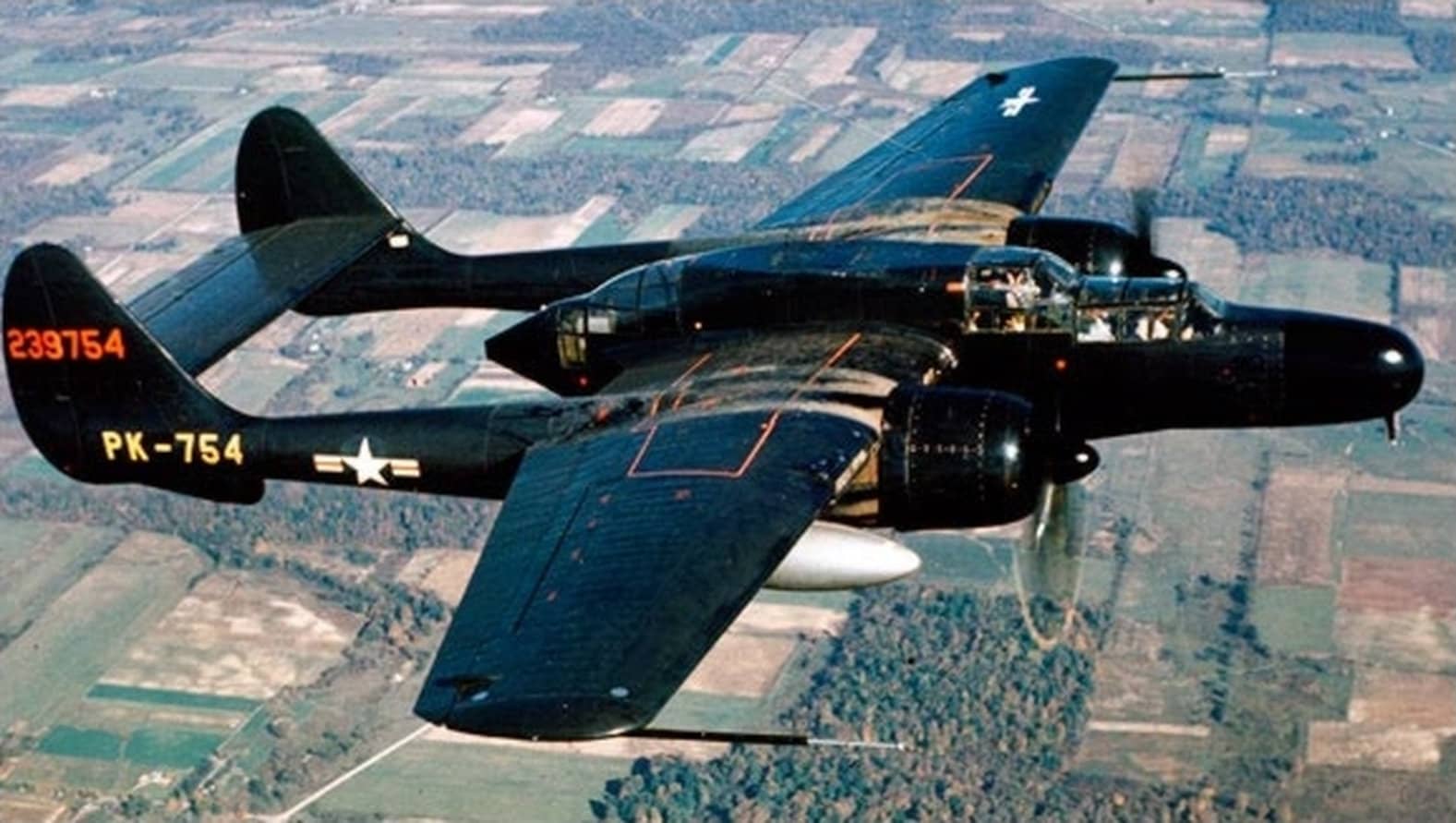 一架飞行中的诺斯罗普P-61B-15NO「黑寡妇」战斗机(序列号:42-39754),该机曾于1945年至1948年间被NACA格伦研究中心(Glenn Research Center)用于冲压发动机测试。