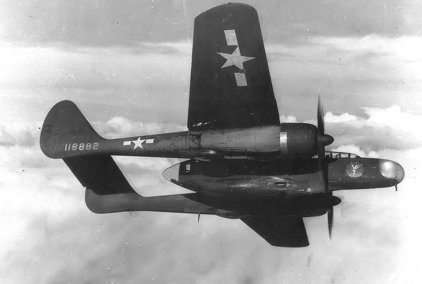 1943年,正在进行飞行测试的YP-61「黑寡妇」测试机(序列号:41-18882)。透过其半透明的机头,可以看到其中的雷达装置(SCR-520 或 SCR-720)天线。
