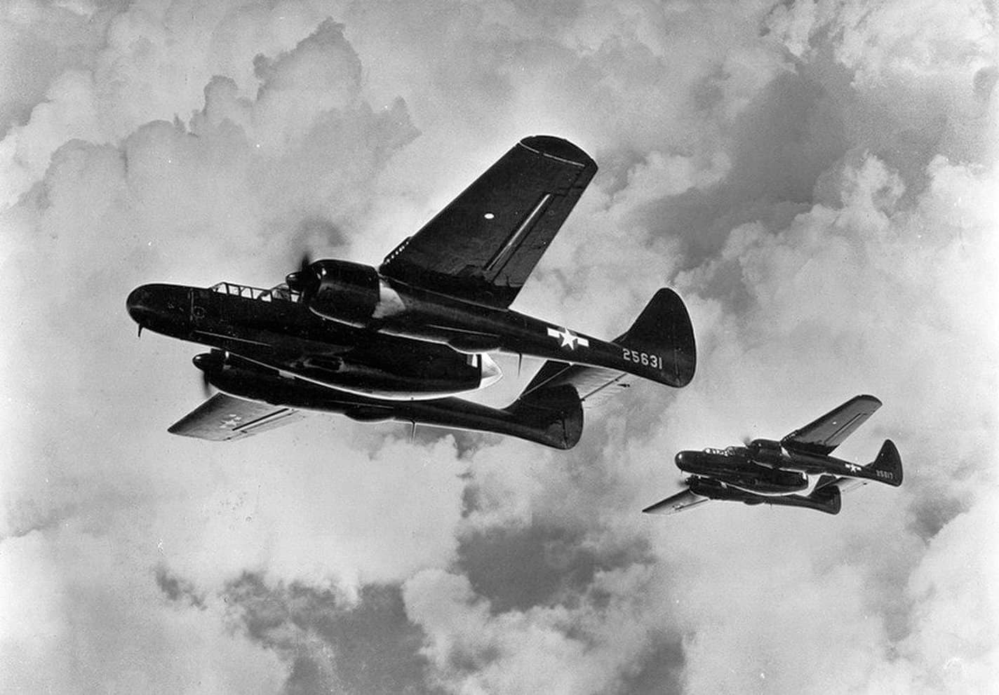 1944年,双机编队飞行的第427夜间战斗机中队诺斯罗普P-61A-10-NO「黑寡妇」夜间战斗机(长机序列号:42-5631)。