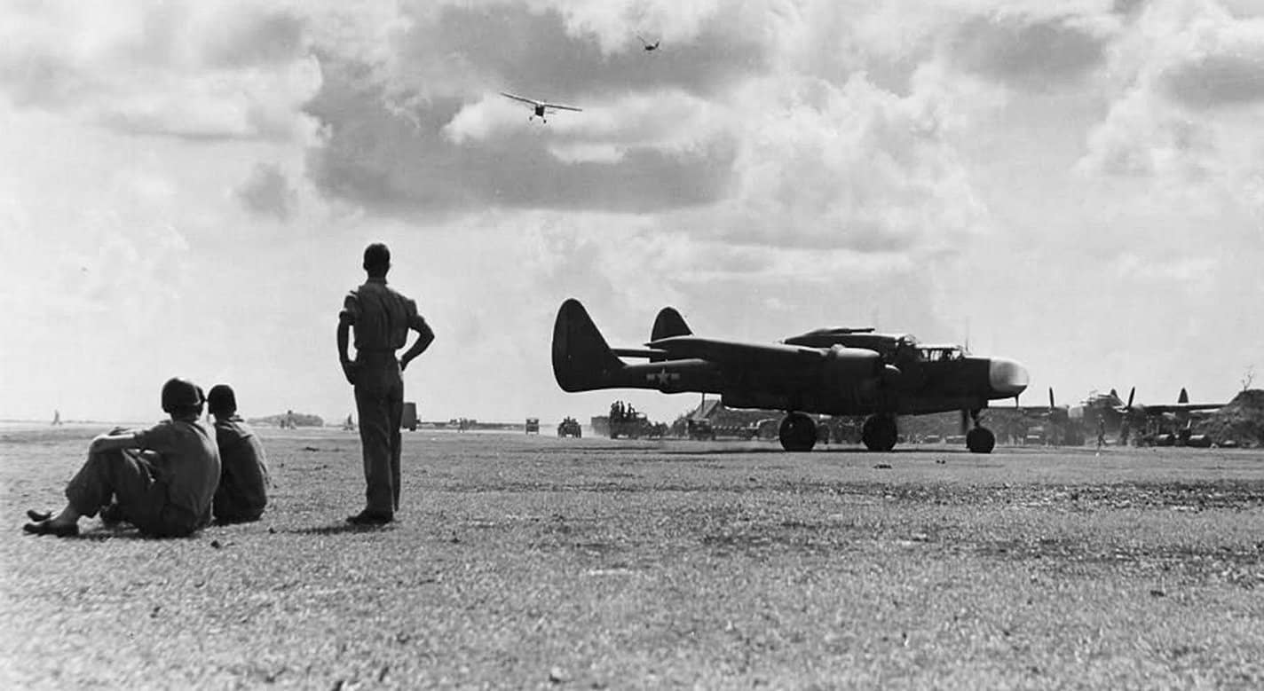 1944年9月,塞班岛东机场,第6夜间战斗机中队的P-61A「午夜米老鼠」号正在做起飞前准备。1944年6月30日,该中队正是从这里出动击落了日军三菱G4M轰炸机,取得P-61的首个战果。