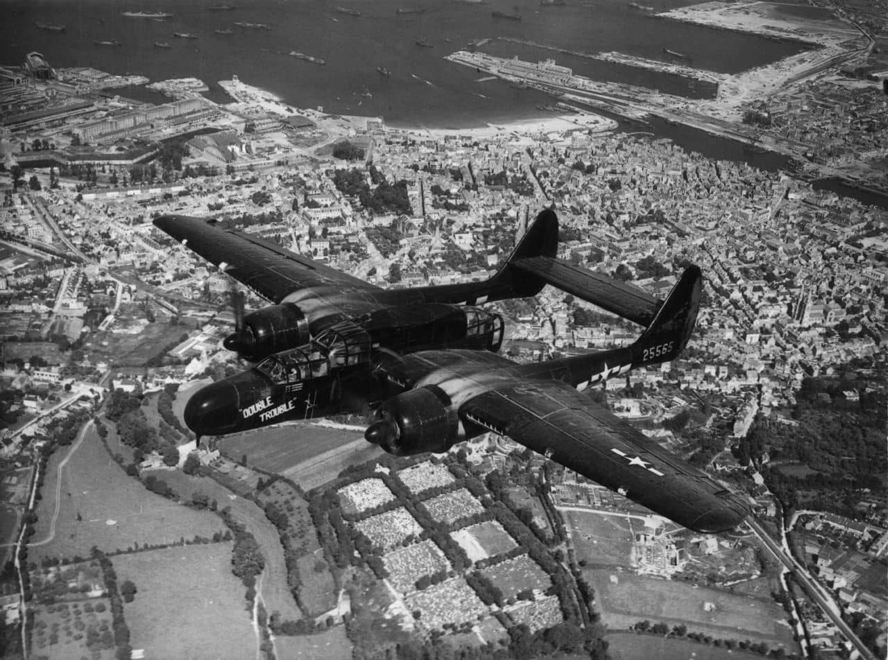 1944年9月,「霸王行动」诺曼底登陆后,第422夜间战斗机中队的P-61「双麻烦」号部署于法国莫佩尔蒂机场。P-61夜间截击与昼间深入攻击的结合,有效压制了德军在法国北部的铁路与公路交通。