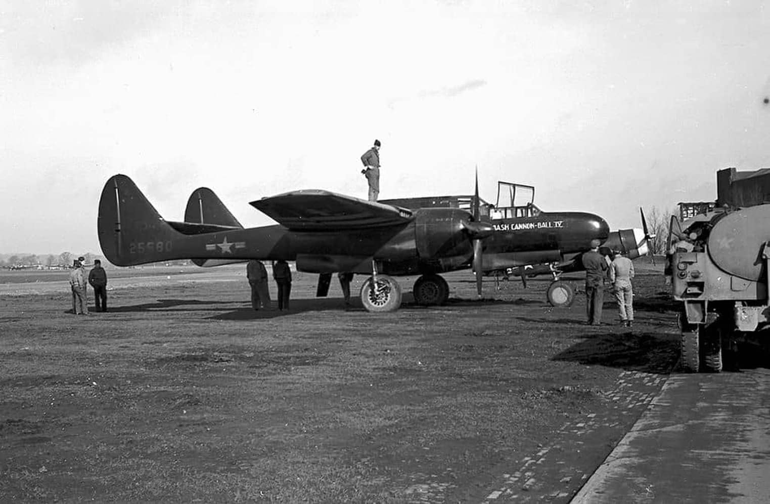 1944年,英国巴辛伯恩机场,第425夜间战斗机中队的P-61A(序列号:42-5580)准备执行夜间任务。进驻英国的P-61率先投入欧洲战场,承担拦截德军夜间空袭与V-1飞弹的任务。