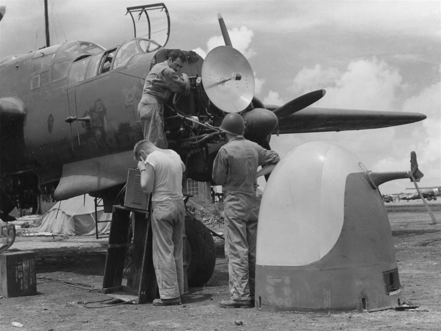 1944年7月4日,塞班岛,第425夜间战斗机中队的地勤技师正在检修P-61机鼻整流罩内的SCR-720截击雷达。正是这套机载雷达使P-61能够在夜间搜索并拦截敌机。