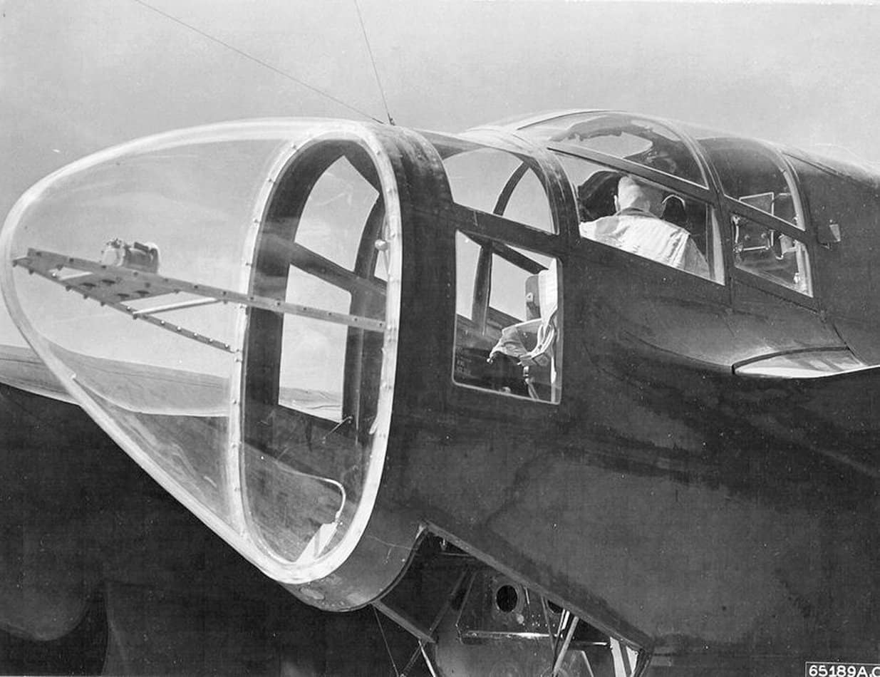 1944年7月20日,塞班岛,P-61机身后部的雷达操作员舱室,人员需通过下方舱门进出。