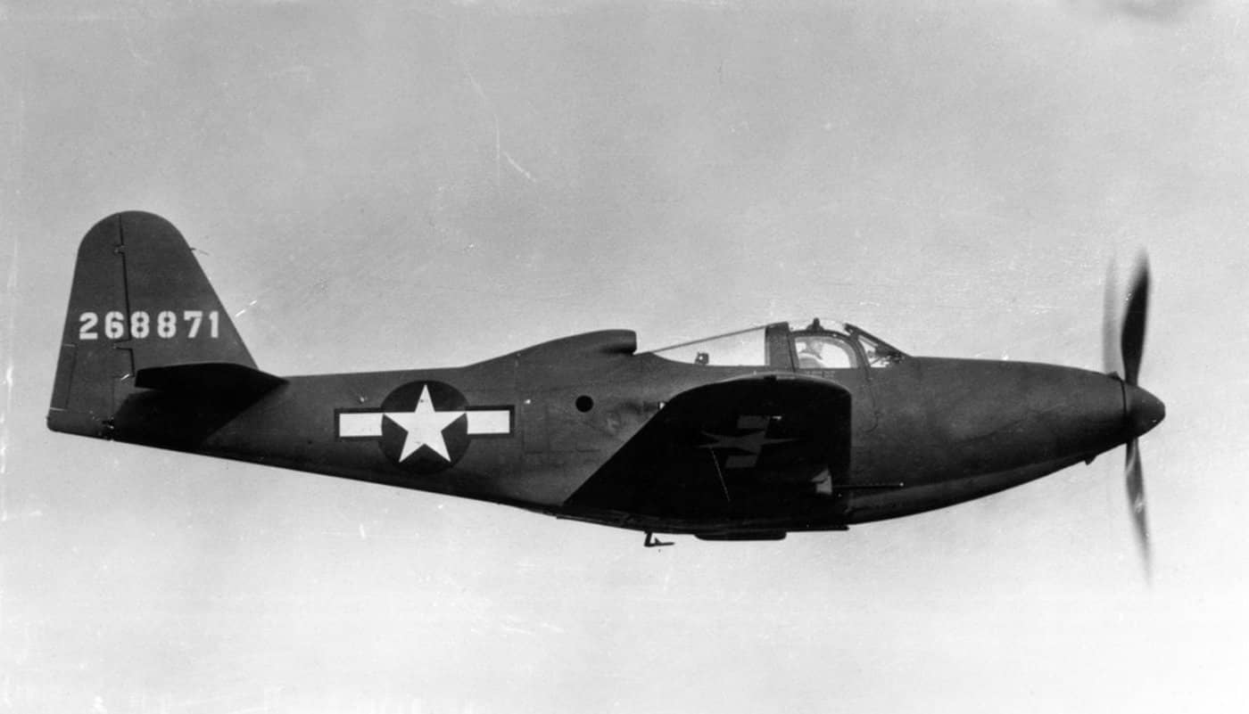 贝尔P-63A「眼镜王蛇」战斗机(编号42-68871)的飞行侧面照。这是圣地亚哥航空航天博物馆档案馆的馆藏照片。