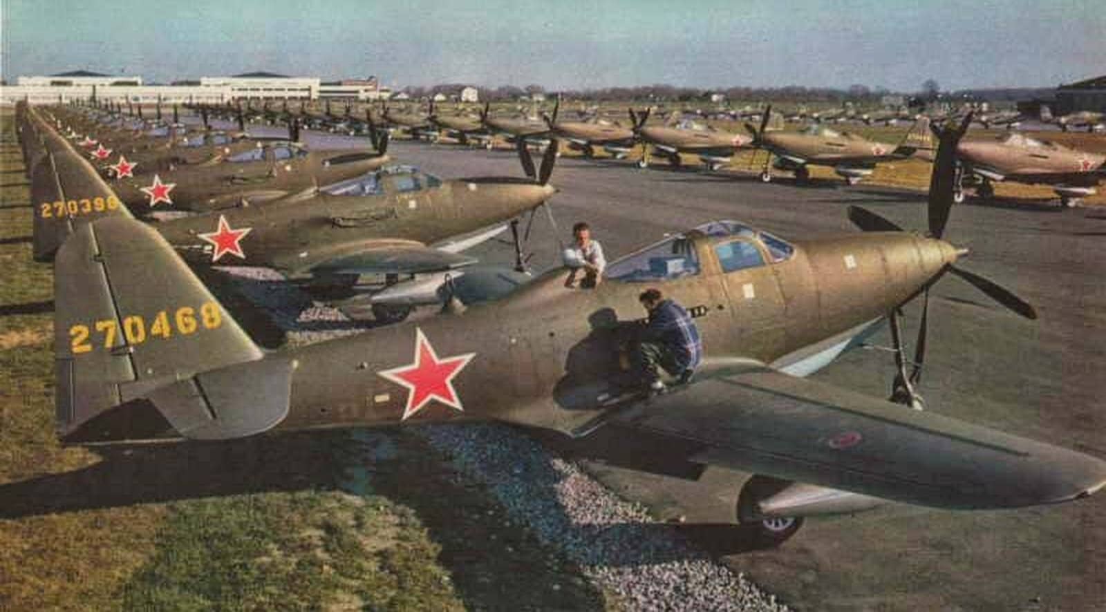 老照片修复:1944年11月1日,位于纽约州布法罗(Buffalo)的贝尔飞机公司工厂前,成批准备前往苏联的贝尔P-63A-10-BE「眼镜王蛇」战斗机。注意飞机机身上已涂上苏联空军标志。