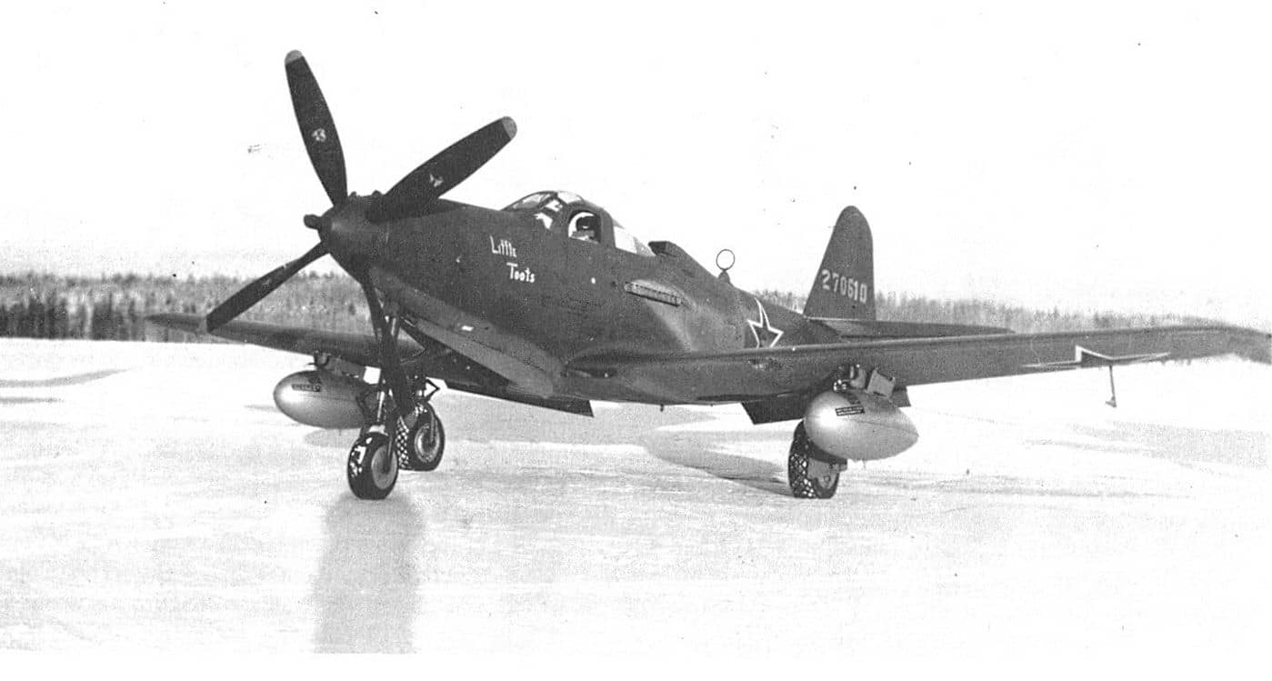 1944年,阿拉斯加费尔班克斯拉德机场(Ladd Field),一架涂有苏联空军标识的贝尔P-63A-10-BE「眼镜王蛇」战斗机(编号42-70610)。注:1944年6月起,在总共生产的3303架「眼镜王蛇」战斗机中,约有2672架通过租借法案提供给了苏联,其中大批P-63在阿拉斯加拉德机场转交给苏联飞行员,然后沿「阿拉斯加-西伯利亚航线」飞回苏联,装备苏联空军对德作战。