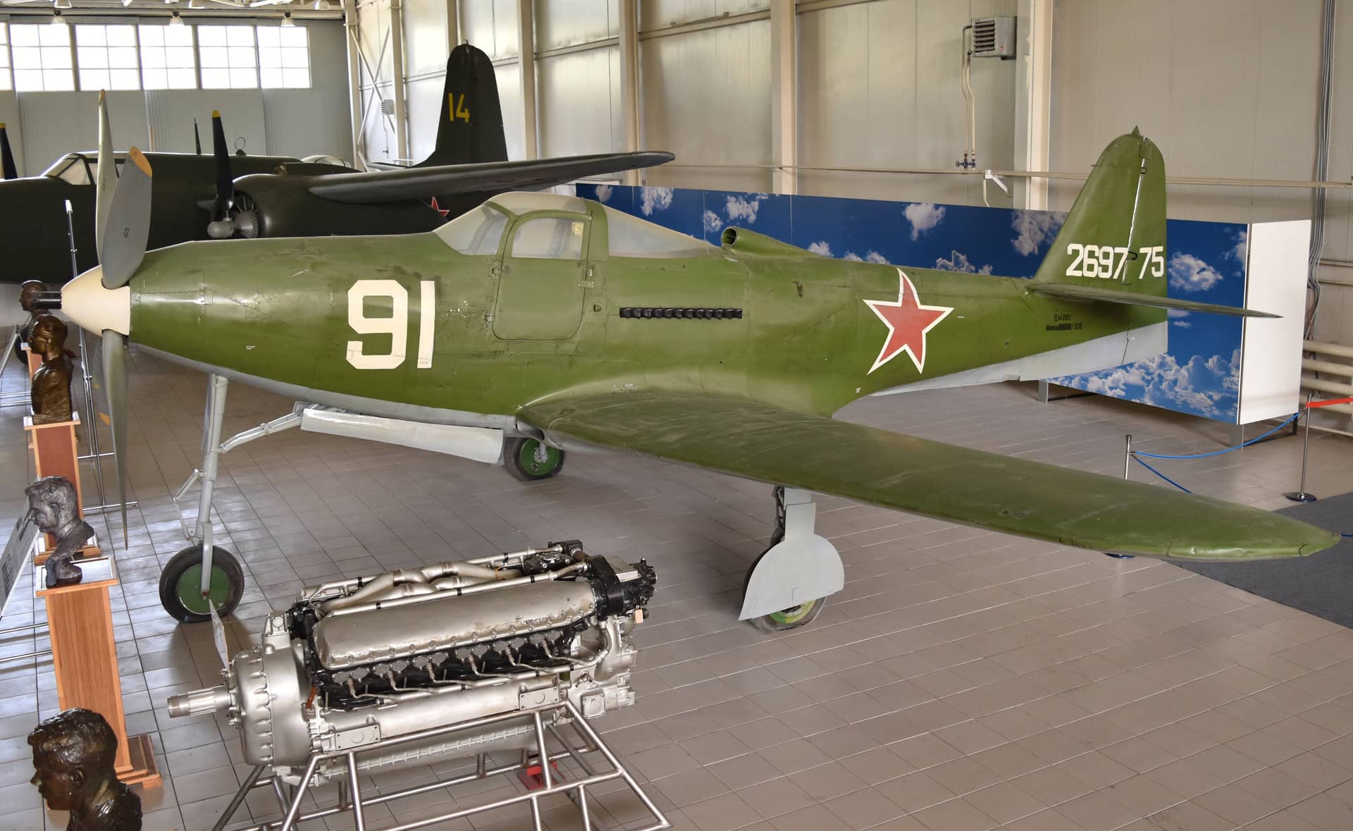 在俄罗斯莫斯科州莫尼诺(Monino)中央空军博物馆展出的贝尔P-63A「眼镜王蛇」战斗机。这架飞机名为「白91」号,序列号是42-69775,并保留了原有的苏联空军涂装。