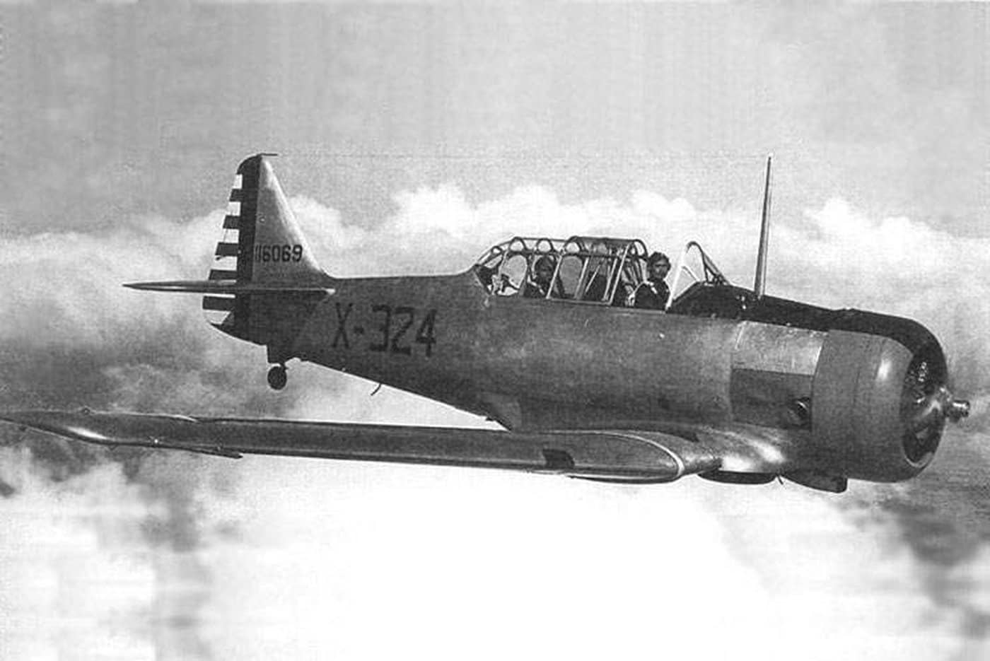 1942年3月6日,一架在美国亚利桑那州凤凰城上空进行飞行训练的 AT-6A「德州人」高级教练机(编号:41-16069,达拉斯制造)。该机由中华民国空军受训学员之一的 No Gin Yung(音译)驾驶。当时,这批学员正在此地参加美国陆军的常规训练项目。