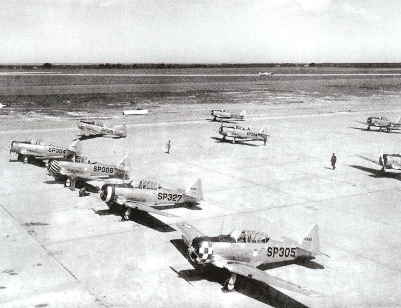 1943年,佐治亚州斯彭斯陆军机场(Spence Army Airfield),停机坪上的的北美 AT-6「德州人」高级教练机群。