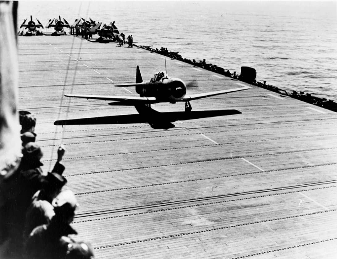 1944年,一架美国海军 SNJ「德州人」教练机从护航航母「霍格特湾」号(USS Hoggatt Bay,CVE-75)飞行甲板起飞。注:战时美国海军利用护航航母在太平洋战区开展舰载飞行员高级训练,SNJ 作为标准教练机承担此类航母资格训练。