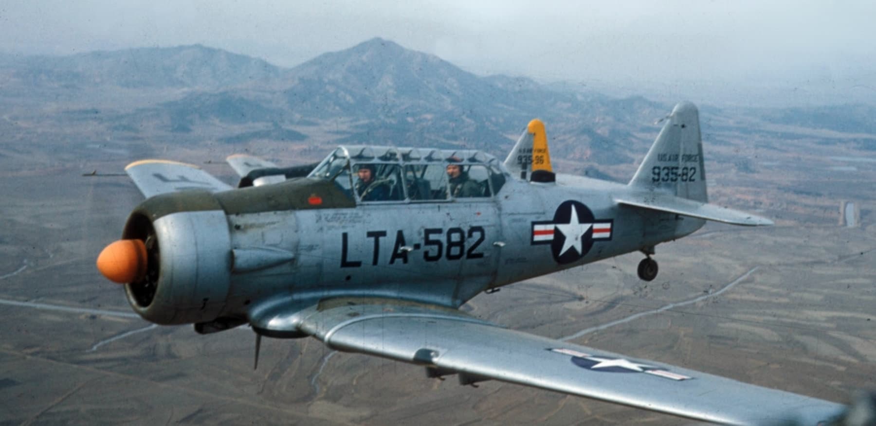1952年至1953年间,两架在朝鲜上空飞行的北美 LT-6G「德州人」前沿空中管制机(序列号:49-3582、49-3596)。注:这两架飞机机型为联络/教练机,隶属于美国空军第6147战术管制大队,后来均被出售给土耳其。