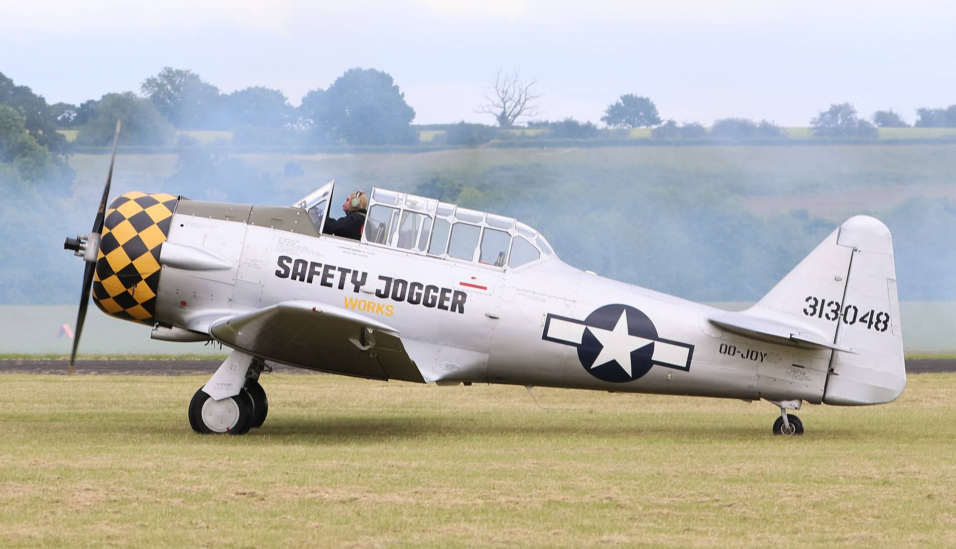 在位于英国什罗普郡的2024年科斯福德航展(Cosford Air Show 2024)上作飞行表演的北美 T-6「德州人」教练机。
