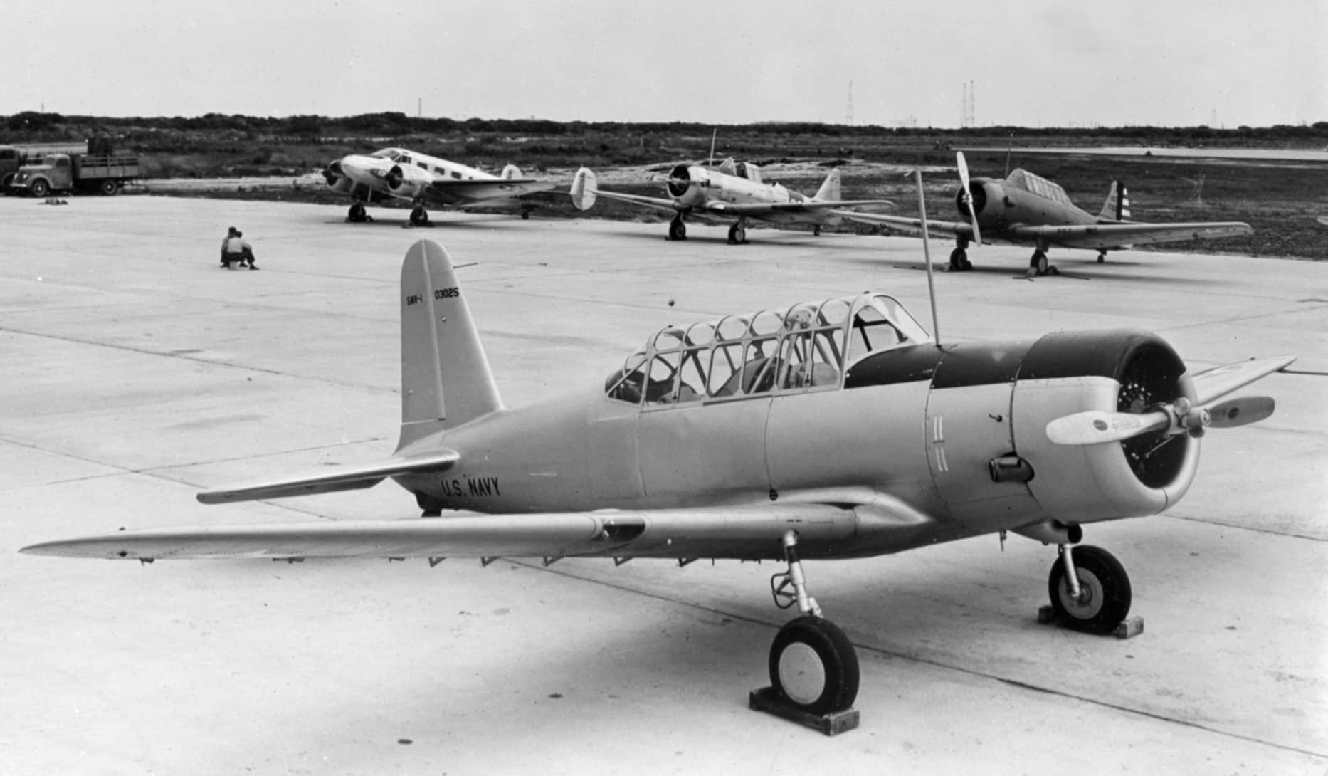 1941年，一架停放在美国德克萨斯州科珀斯克里斯蒂海军航空站（NAS Corpus Christi）的美国海军伏尔提 SNV-1「瓦尔蒂」基本教练机（序列号：BuNo 03025）。在它的背景中，从左至右可见一架比奇（Beechcraft）SNB、一架北美（North American）SNJ以及一架 NJ-1 教练机。