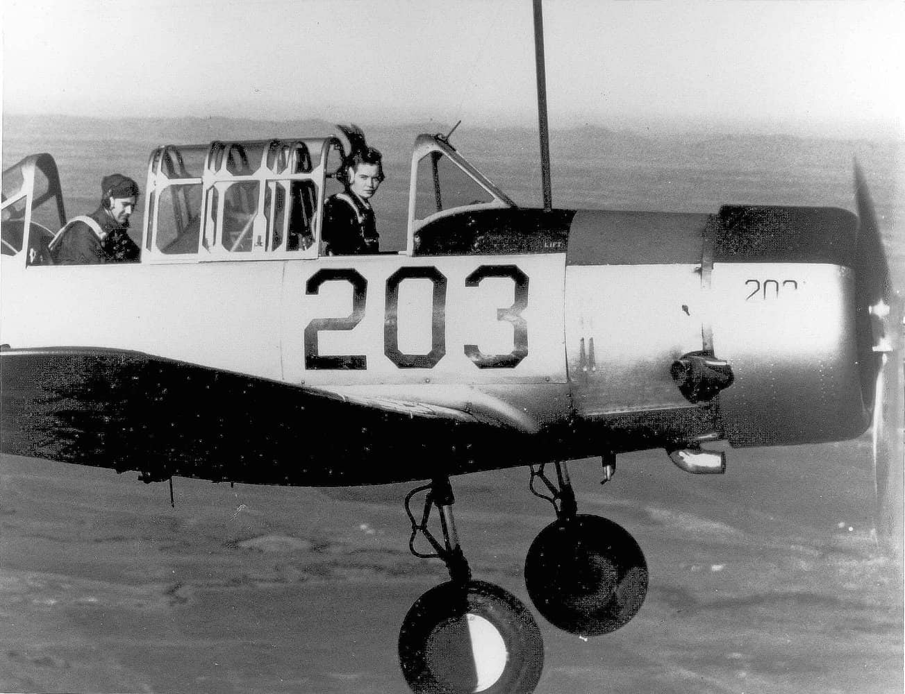 女飞行员维诺菲尔德（Wilda Winfield，就读 WASP 44-W-8 班）驾乘一架隶属俄克拉何马州弗雷德里克陆军机场（Frederick Army Airfield）的 BT-13「瓦尔蒂」基本教练机执行摄影任务。注：这张照片拍摄于1942年至1944年间，同时期的美国女子航空勤务飞行队（WASP）成员也在 BT-13 上完成飞行训练。