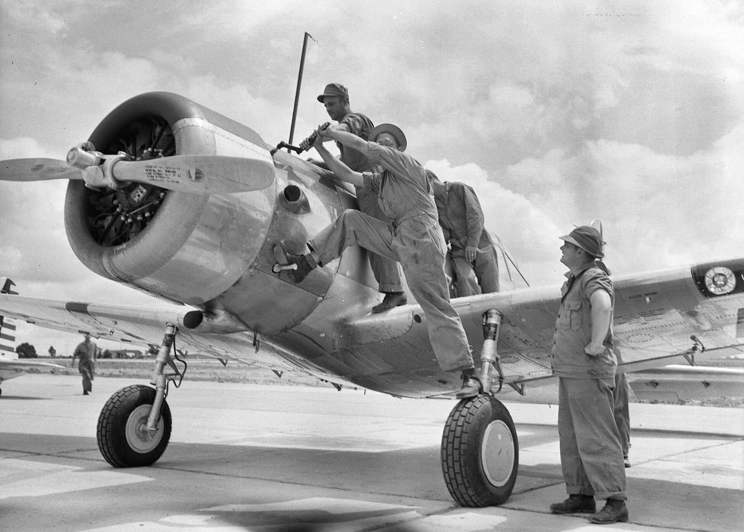 1942年6月16日，位于密西西比州杰克逊（Jackson）的荷兰皇家军事飞行学校，来自荷兰皇家东印度陆军航空队（ML-KNIL）的荷兰飞行学员在伏尔提 BT-13「瓦尔蒂」基本教练机前接受飞行前维护与启动发动机训练。注：根据美荷训练合作安排，流亡海外的荷兰空军学员在美国本土完成飞行训练，基本训练阶段使用 BT-13 等美制教练机。