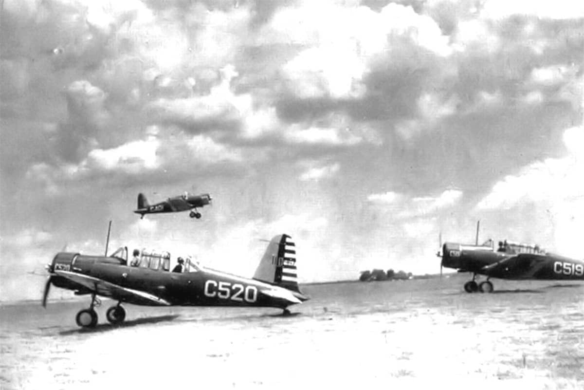 1943年，佐治亚州科克伦陆军机场（Cochran Army Airfield），跑道上多架做好了起飞准备的伏尔提 BT-13「瓦尔蒂」基本教练机。注：该机场是美国陆军航空队的基本飞行训练基地之一。