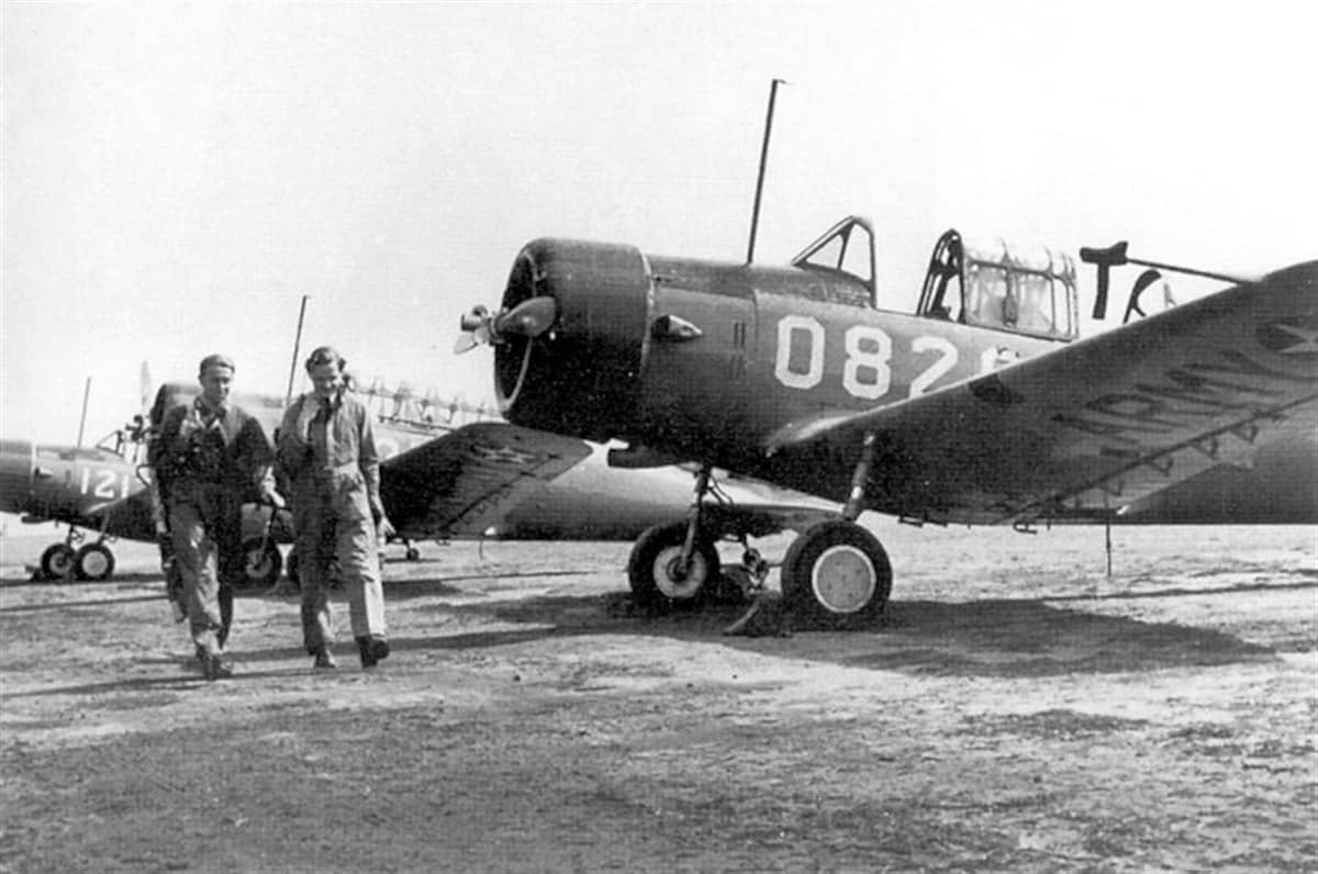 1943年，佐治亚州科克伦陆军机场停机线上排列的 BT-13 与 BT-15「瓦尔蒂」基本教练机。注：BT-15 与 BT-13 外形几乎相同，仅换装莱特R-975发动机，两者常在同一训练基地混装使用。