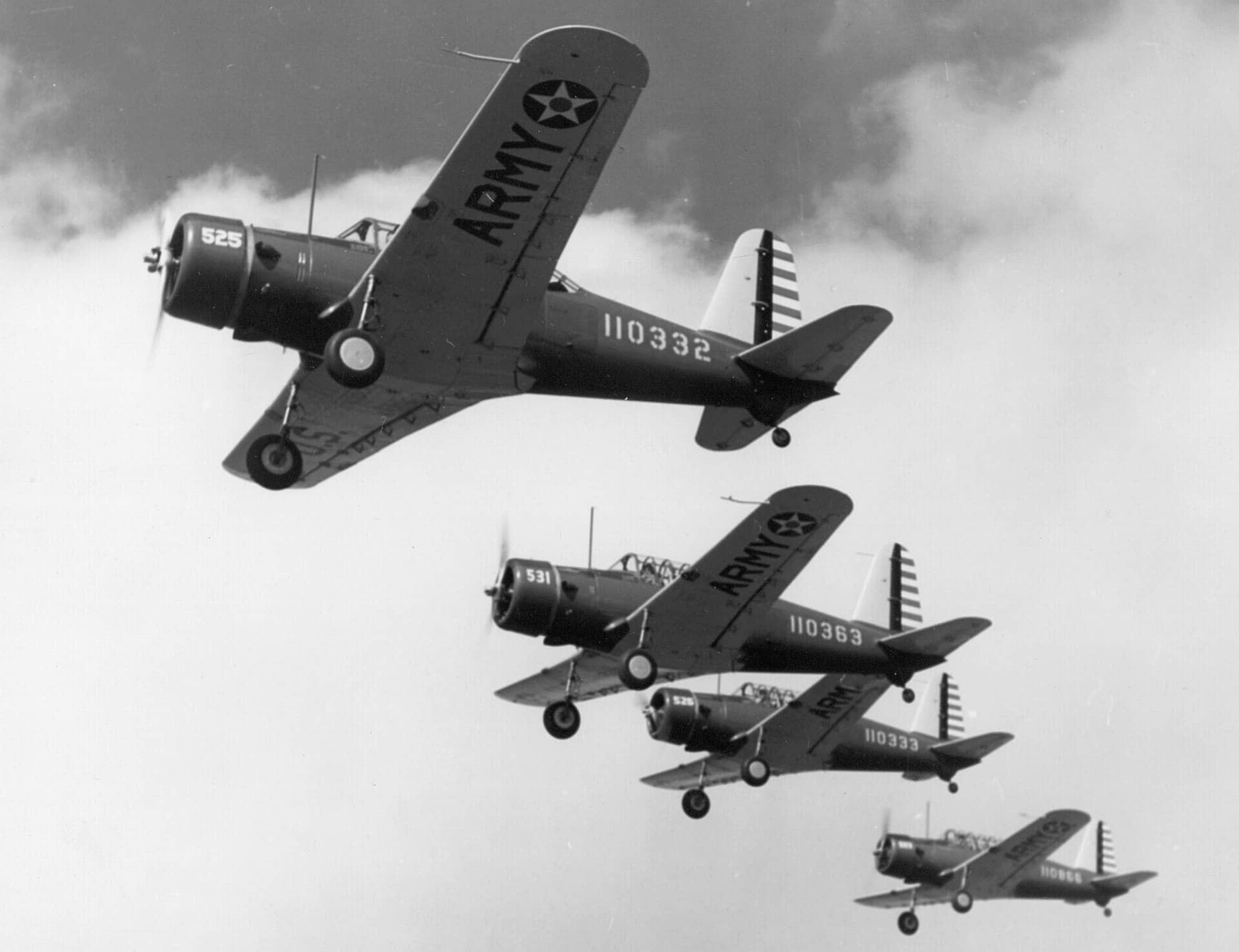 1943年，四机编队飞行的美国陆军航空队伏尔提 BT-13A「瓦尔蒂」基本教练机（序列号从近至远依次为：41-10332、41-10363、41-10333、41-10365）。