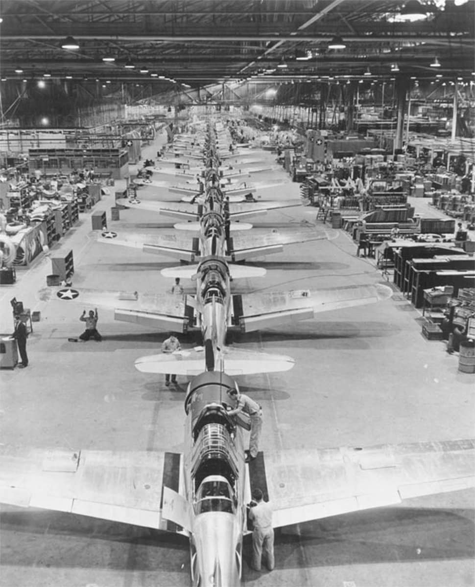 1943年，美国陆军航空队伏尔提 BT-13 和 BT-15「瓦尔蒂」基本教练机在美国加利福尼亚州唐尼（Downey）联合伏尔提飞机公司的生产场景。