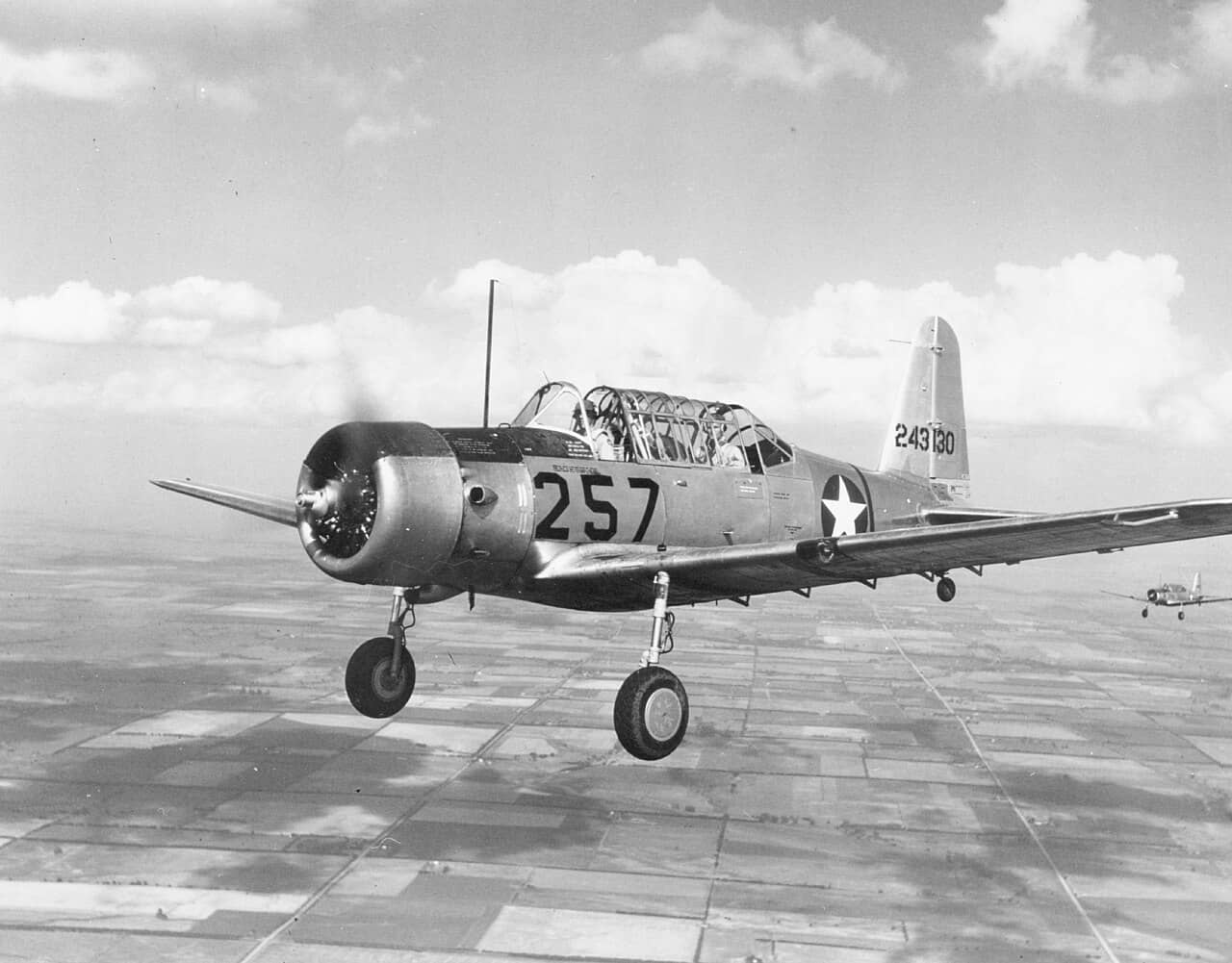 1943年，正在飞行的美国陆军航空队伏尔提 BT-13A「瓦尔蒂」基本教练机（前方飞机序列号：42-43130）。在第二次世界大战期间，BT-13 几乎是美国所有机组人员接受基础训练时所使用的唯一机型。到1945年，该机型已开始被其他更先进的机型所取代，并在战后退役。