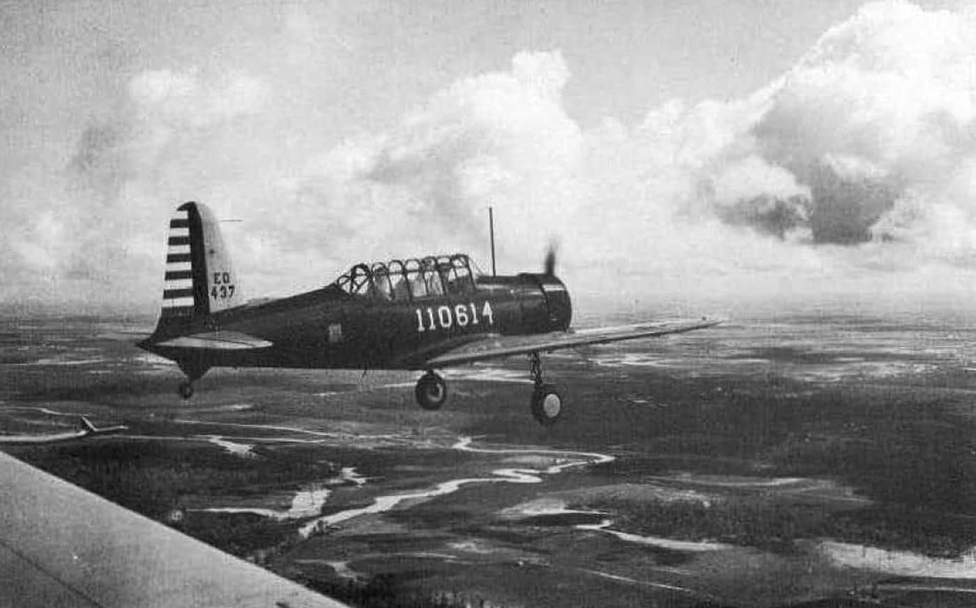 二战期间，密西西比州格林维尔陆军机场（Greenville Army Airfield），一架 BT-13「瓦尔蒂」基本教练机正在空中飞行。