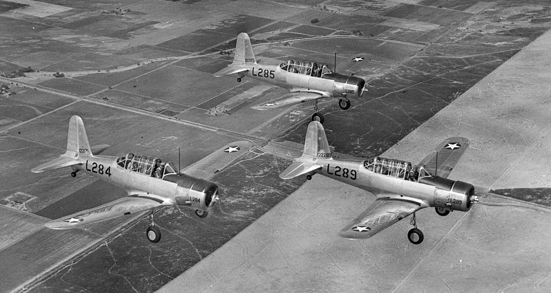 1943年4月，三架 BT-13「瓦尔蒂」教练机在训练空域编队飞行，机翼上可见美国陆军航空队白星机徽。注：1943年是陆军航空队扩训高峰，本土训练基地满负荷运转，该机承担「初级—基本—高级」三级训练中的基本训练阶段。