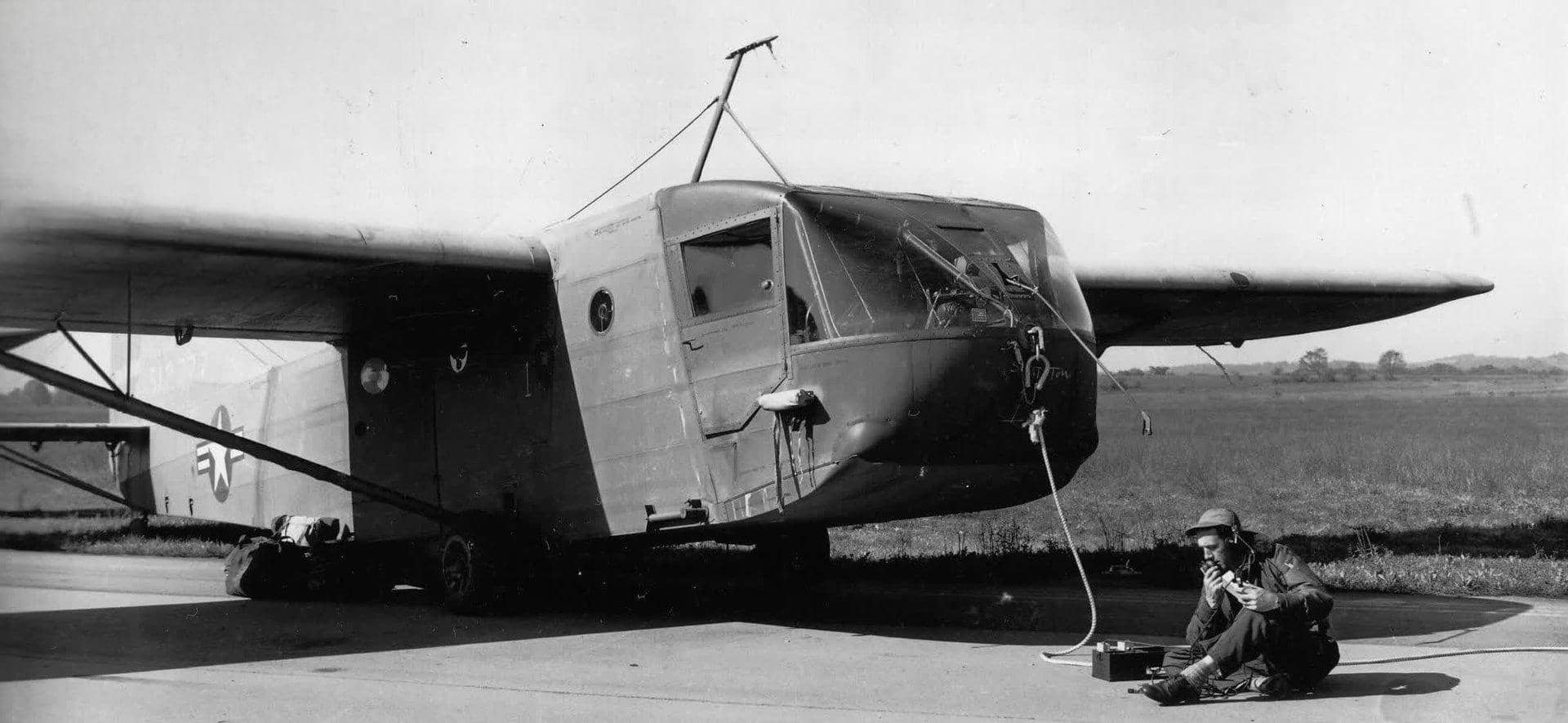 1948年，一架隶属于第316部队运输大队的瓦科 CG-15A 滑翔机。图中一名技术中士正在检查其内部通话装置。