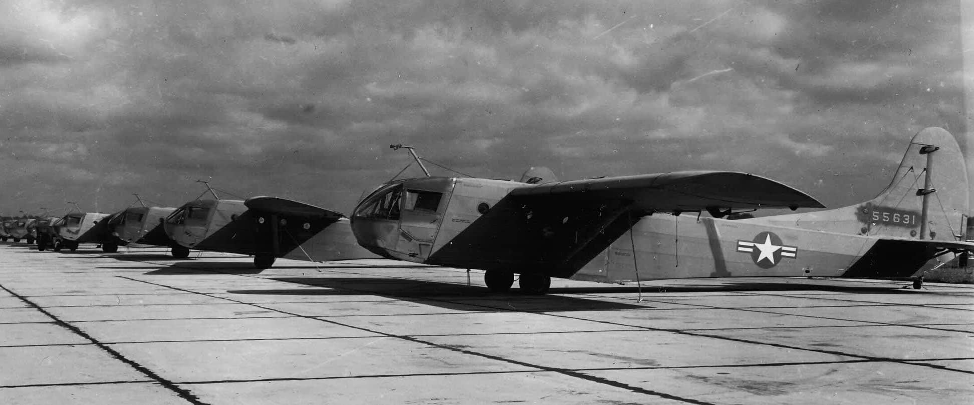 停放在田纳西州士麦那陆军航空基地（Smyrna Army Airbase）停机坪上的瓦科 CG-15A 滑翔机群，准备参加位于肯塔基州坎贝尔营地、代号为「集结演习」（EXERCISE ASSEMBLY）的训练任务。
