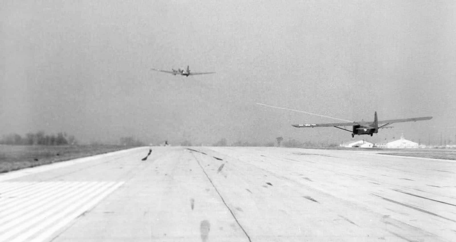 二战期间，一架 C-47「空中列车」运输机拖曳 CG-4A「哈德良」滑翔机起飞的瞬间，两机之间可见绷紧的拖曳缆绳。