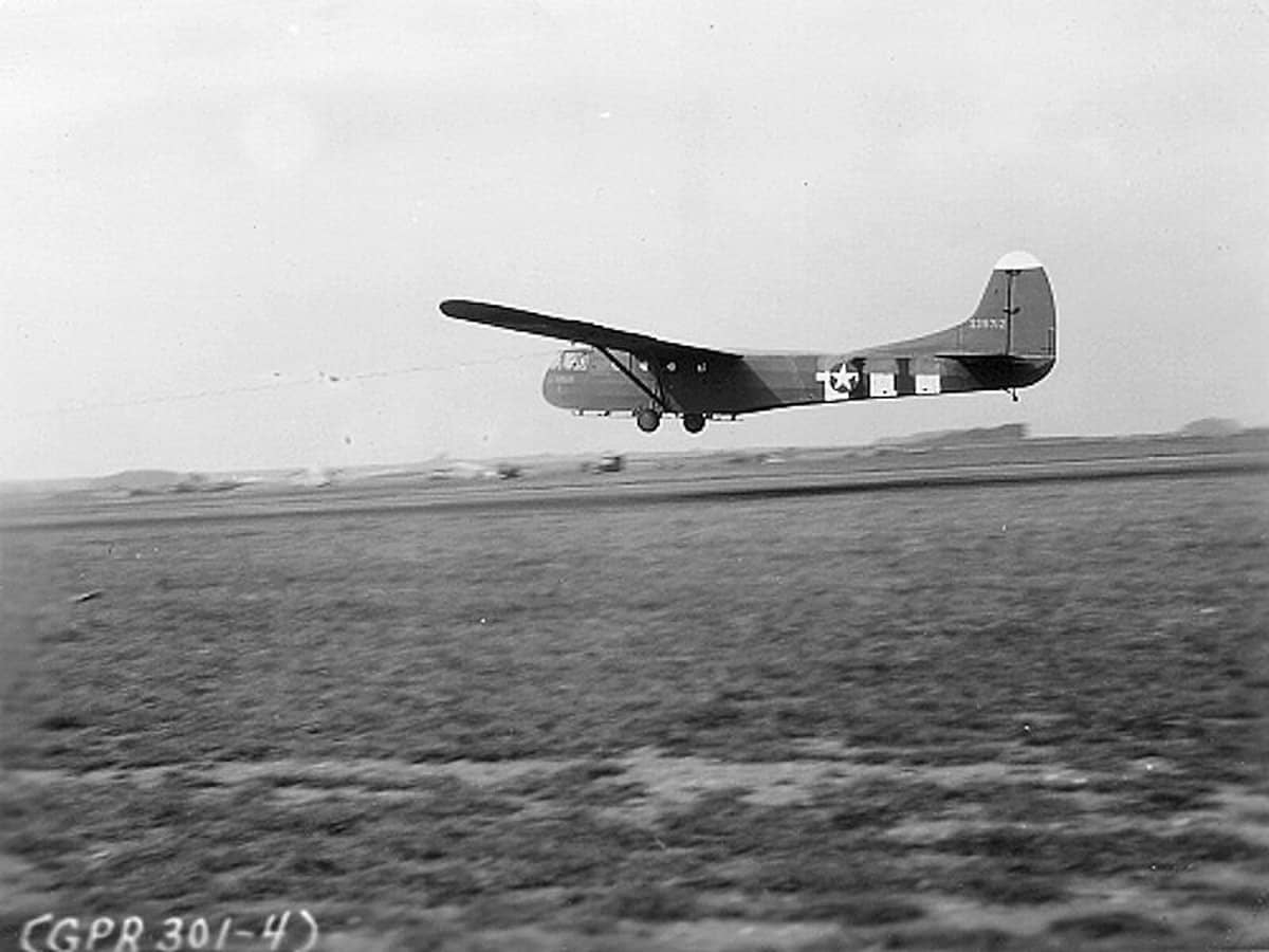 1944年，一架隶属于第61空运大队、正被拖曳起飞的 CG-4A「哈德良」滑翔机。