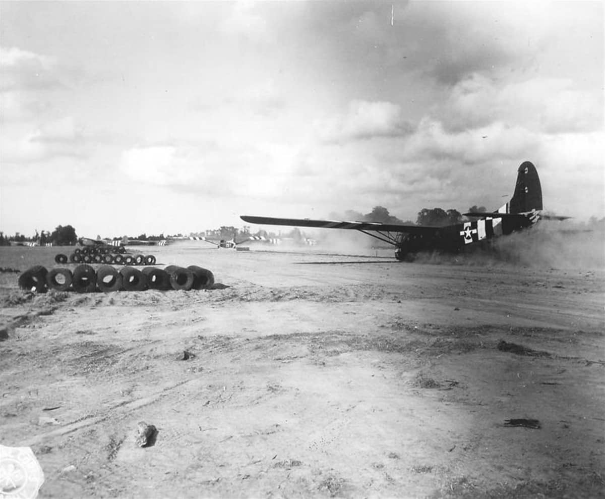 1944年6月「霸王行动」后，美军空降师的补给与增援任务中，一架 CG-4A「哈德良」滑翔机降落在法国贝泽维尔前进机场（ALG A-4）。注：跑道边用轮胎堆成的障碍物用于辅助无动力滑翔机着陆后减速停住。