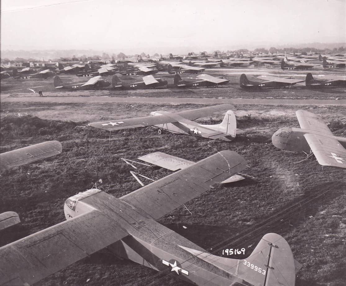 1944年9月18日，「市场花园行动」期间，多架瓦科 CG-4A「哈德良」滑翔机在英国一处机场整齐排列，准备执行下一次前往荷兰的空运任务。注：在这次行动中，美军第101空降师获得了12个滑翔机编队的增援。