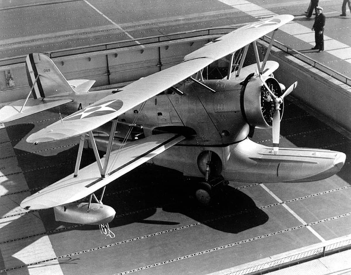 1937年11月2日,一架停放在「约克城」号航空母舰(CV-5)中部升降机上的美国海军格鲁曼 J2F-1「鸭」式水陆两用机(序列号:BuNo 0169)。注:该机是「约克城」号航空母舰上多用途中队的4号机。