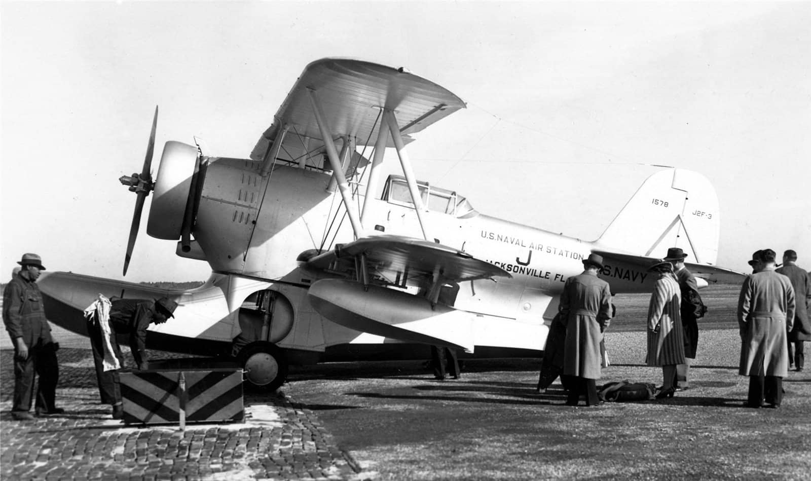 1940年1月16日,抵达佛罗里达州杰克逊维尔海军航空站(NAS Jacksonville)的首架格鲁曼 J2F-3「鸭」式水陆两用机(序列号:BuNo 1578),它也成为了该基地指挥官的专用座机。注:J2F-3 为要员运输型,1939年生产20架,换装850马力R-1820-26发动机,内部改为豪华内饰,供海军作要员运输机使用。此前的J2F-2为陆战队型,加装机头与后座机枪及翼下挂弹架,共21架;J2F-2A为维尔京群岛使用的小改型,共9架。