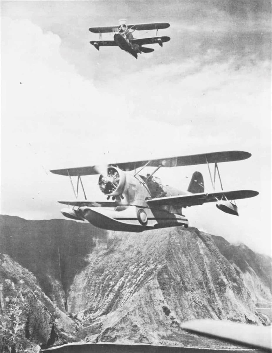 1940年代初,夏威夷瓦胡岛上空,美国海军第1通用中队(VJ-1)的两架 J2F「鸭」式水上飞机编队飞行。