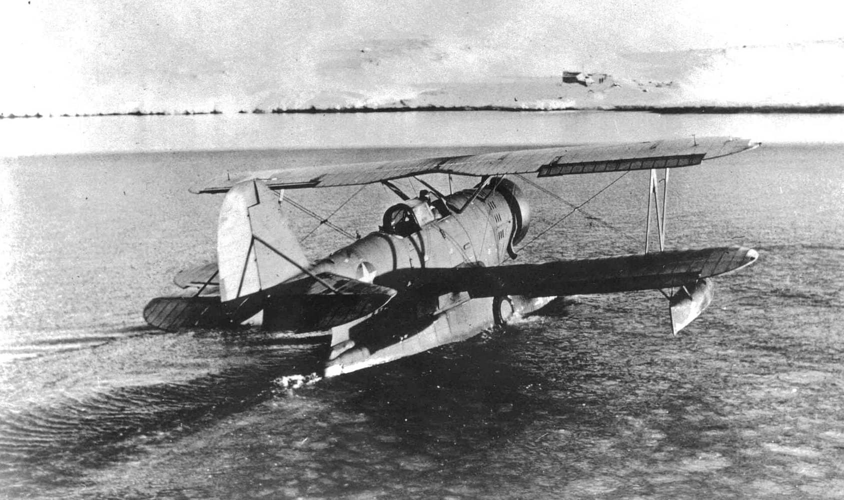 1942年,图中这架格鲁曼 J2F-4(编号:1640)在格陵兰岛上空执行救援美国陆军航空队飞行员的任务时失事。注:J2F-4 为拖靶型水陆两用机,共生产32架,换装850马力R-1820-30发动机并加装拖靶设备,用于舰队防空射击训练。该型保留了水陆两用能力,可在航母甲板起降,也可由水面滑行起飞。