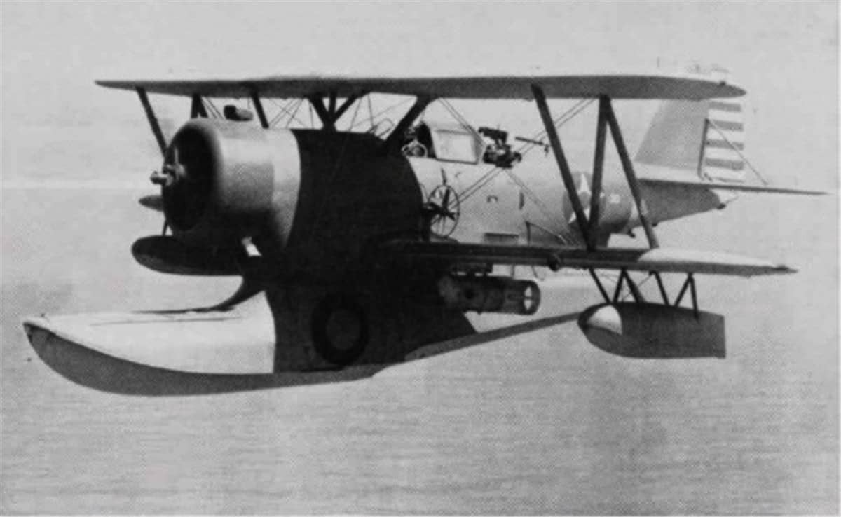 1942年4月23日,一架美国海军 J2F-5「鸭」式水陆两用机执行沿海反潜巡逻任务,翼下挂载Mark XVII型深水炸弹。